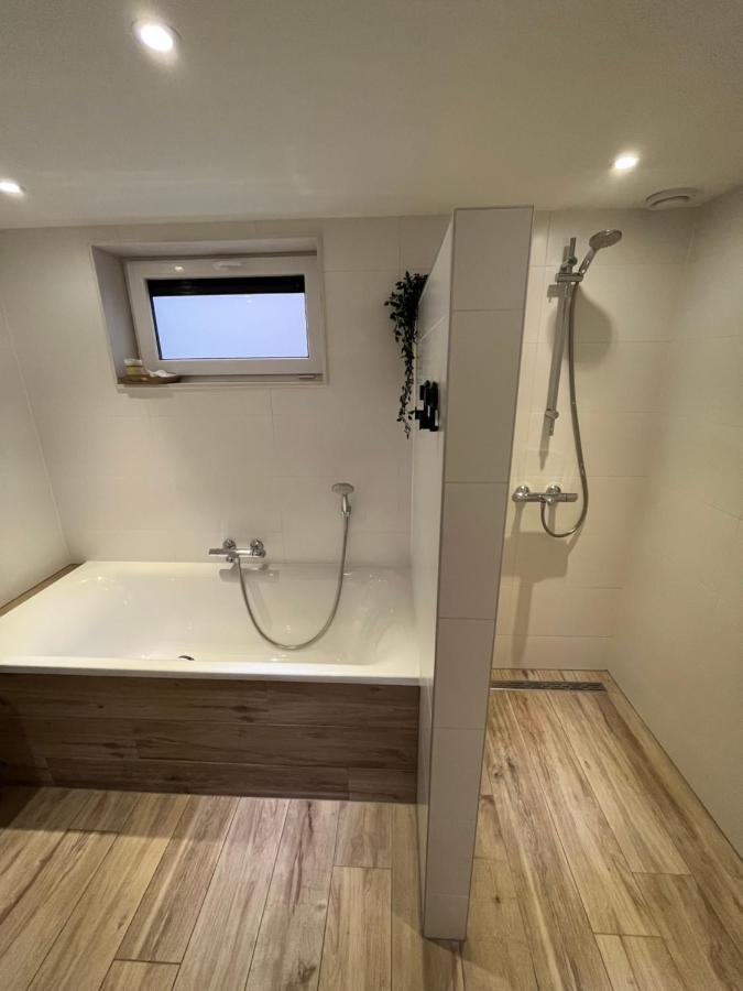Vakantiehuis Eikzicht Gelegen Aan Het Bos Elsloo  Luaran gambar
